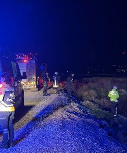 Takla atan araçtan inip kaçtılar