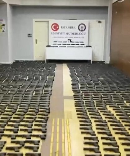 Toprak altındaki depoda binlerce silah parçası ele geçirildi