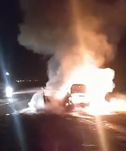 Seyir halindeki otomobil alev aldı: 5 kişi kurtuldu