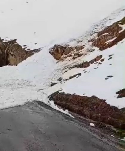 Şırnak’ta çığ düşen kara yolu ulaşıma kapandı