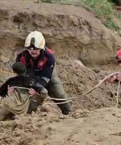 Oyun oynarken çamura saplandılar