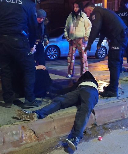 ‘Yan bakma’ kavgasında aile yaralandı