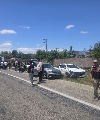 Hafif ticari araç ile otomobil çarpıştı; 9 yaralı