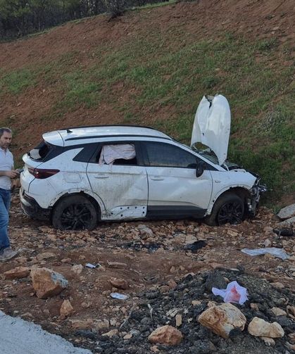 Bingöl’de yamaca çarpan otomobilde 6 kişi yaralandı