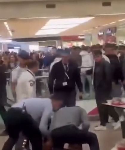 Alışveriş merkezinde bıçaklı kavga: 2 yaralı