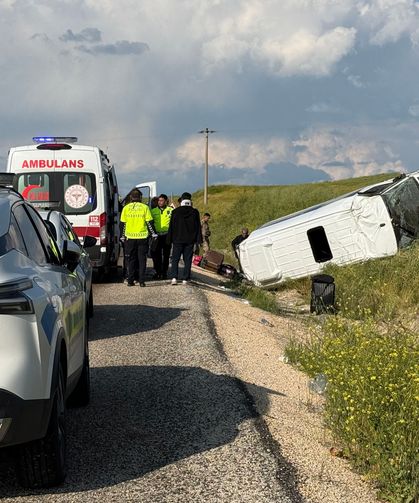 Diyarbakır'da yolcu minibüsü, şarampole devrildi: 19 yaralı
