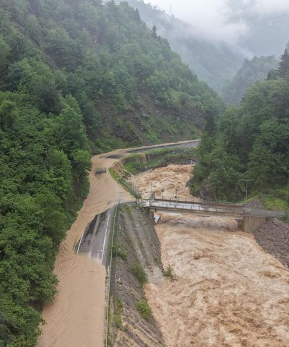 Dereler taştı, yol ulaşıma kapatıldı