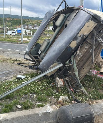 Hayvan yüklü kamyon, 2 otomobile çarptı; 2 yaralı