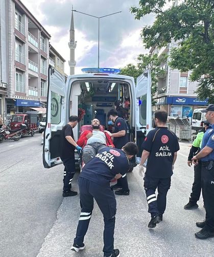 Kamyonet, park halindeki 5 araca çarptı; 2 yaralı