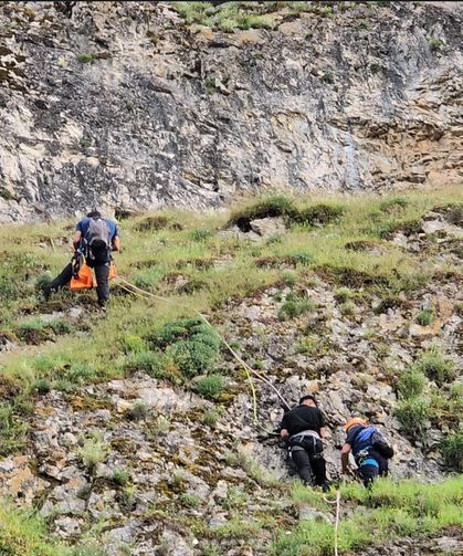 Kayalıklarda mahsur kalan gençleri AFAD kurtardı