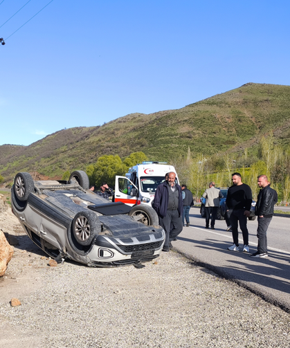Koyuna çarparak devrilen otomobildeki 3 kişi yaralandı