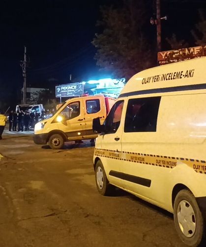 Çekiciye çarpan otomobilden fırlayan kadın öldü