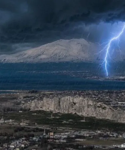 Van'da yıldırım isabet eden besici ağır yaralandı