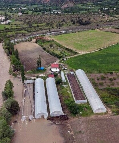 Sivas’ta Kelkit taştı, köprü ve seralar sular altında