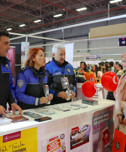 Van polisinden fuarda milli araç tanıtımı