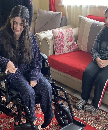 Kardeşler akülü sandalyeyi dönüşümlü kullanıyor
