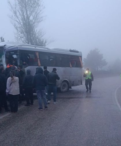 Yolcu minibüsü ile tanker çarpıştı: 3 yaralı