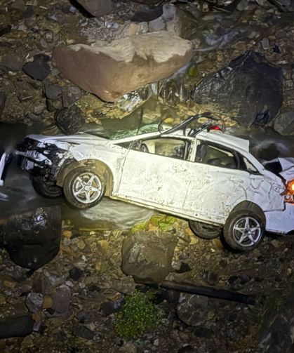Dere yatağına devrilen otomobildeki 1 kişi öldü, 1 kişi yaralandı