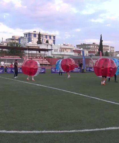 Silopi'de gençler balonun içerisinde futbol oynadı