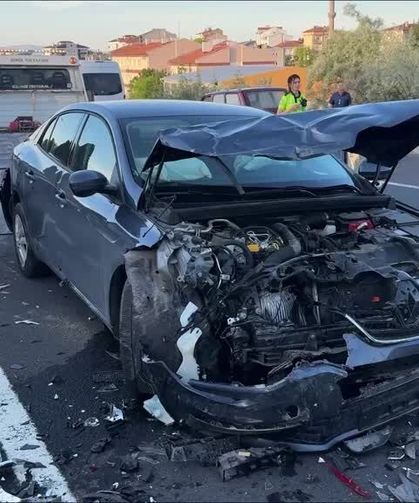 4 otomobilin karıştığı zincirleme kazada 5 kişi yaralandı