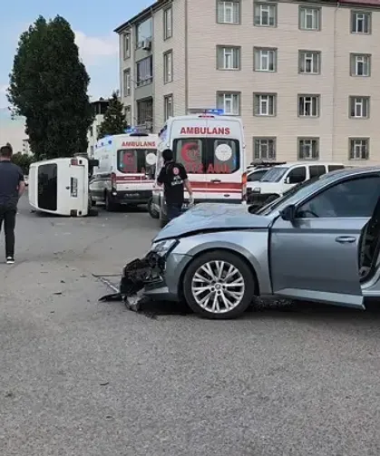 Iğdır'da otomobil ile minibüs çarpıştı: 4 yaralı