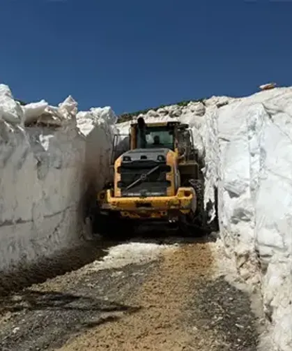 Hakkari'de 5 metreyi bulan kar kütleleri temizleniyor