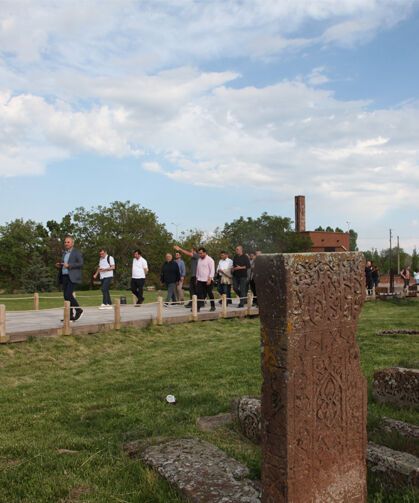 Ahlat'a gelen gazeteciler tarihi yerleri gezdi