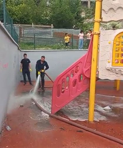 Hakkari’de parklar tazyikli su ile yıkandı
