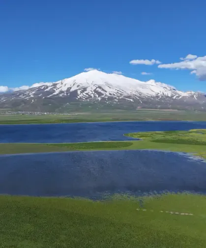 Süphan Dağı ve Cil Gölü manzarası büyülüyor