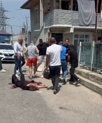 Eşini sokak ortasında bıçaklayan şüpheliye linç girişimi