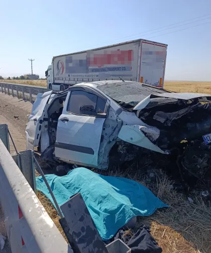 Mardin'de hafif ticari araç bariyere çarptı: 1 ölü, 2 yaralı