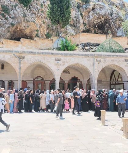Öğrenciler, LGS öncesi Balıklıgöl'de dua etti