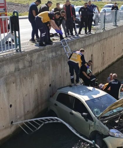 Otomobil, sulama kanalına düştü; sürücü yaralı