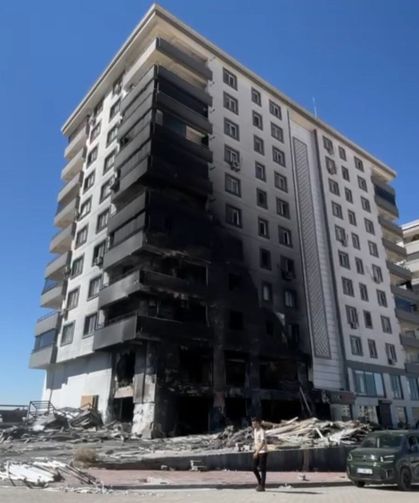 Şanlıurfa’daki yangında 1 iş yeri ile 8 daire zarar gördü