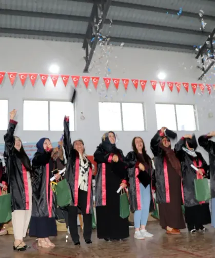 56 yaşında lise diploması alıp kep attı; hedefi üniversite