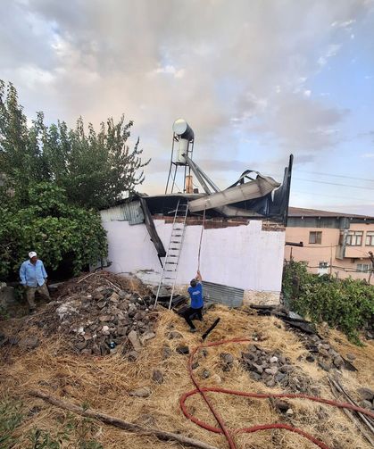 Erzincan'da yangın 8 evi kullanılamaz hale getirdi