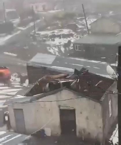 Çıldır'da dolu ve fırtına çatıları uçurdu