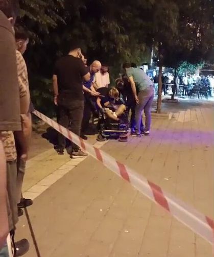 Kaldırımda yürürken silahlı saldırıda yaralandı