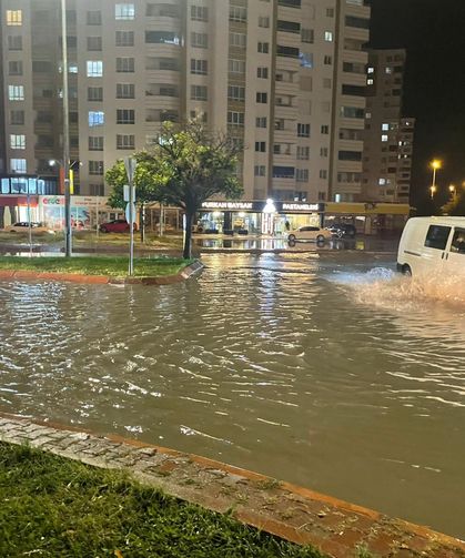 Kayseri'de sağanak sele dönüştü; yollar göle döndü