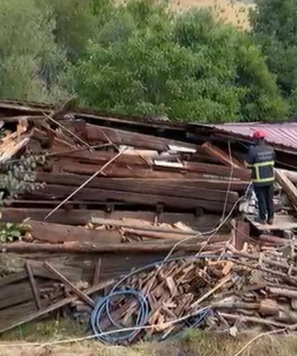 Tadilat yapılan 2 katlı köy evi çöktü; 5 yaralı