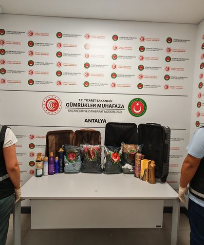 Antalya Havalimanı’nda 18 kilo 921 gvram likit metamfetamin ele geçirildi