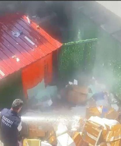 Hakkari’de karton kutuların bulunduğu alanda yangın paniği