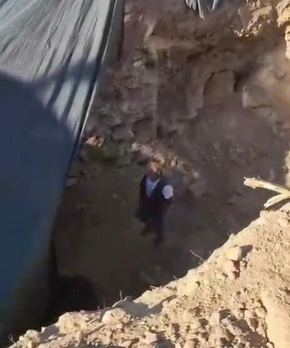 Çilek bahçesinde kaçak kazıya suçüstü: 6 gözaltı