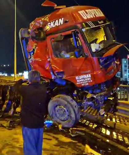 4 aracın karıştığı zincirleme kazada 1'i ağır 6 yaralı