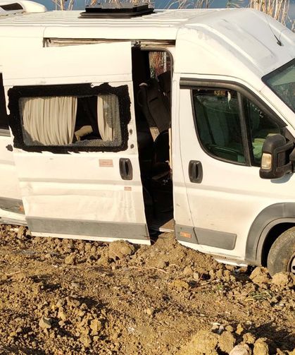 İşçi servis minibüsü şarampole yuvarlandı; 13 yaralı