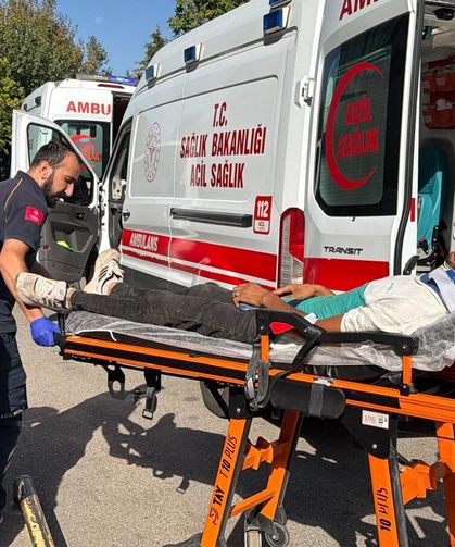 Tarım işçilerini taşıyan minibüs devrildi; 12 yaralı