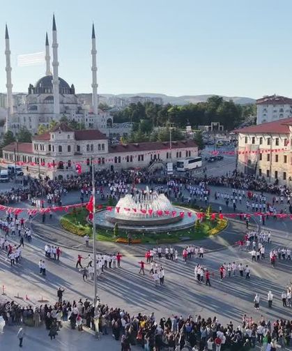 Sivas'ta 1058 kişi aynı anda halay çekti