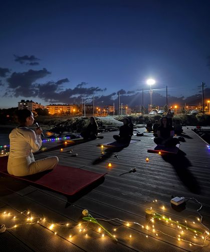 Bitlis'te kadınlar Van Gölü manzarasında yoga yaptı