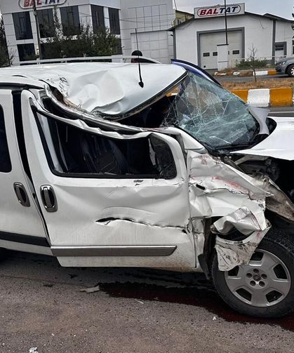 Muş'ta tıra çarpan hafif ticari araçtaki 3 kişi yaralandı