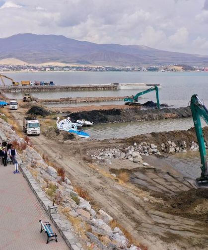 Van Gölü'nde dip çamuru temizliği sürüyor
